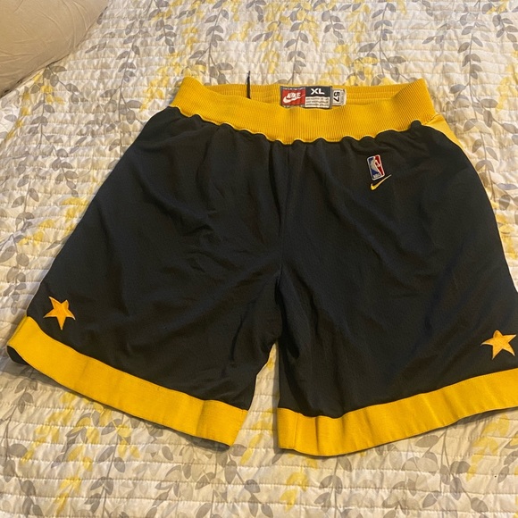 Nike NBA LAKERS THROWBACK SWINGMAN SHORTS - Picture 2 of 3